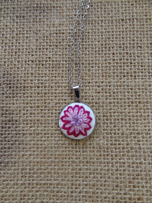 Collier brodé à la main, broderie moderne, Fleur rose perlée