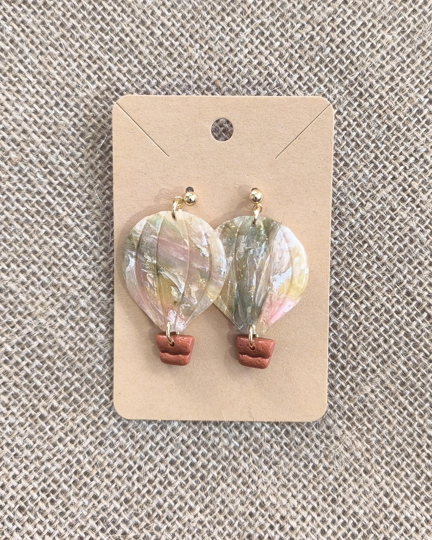 Boucles d'oreilles en argile polymère collection "Rêverie", modèle "Montgolfières".