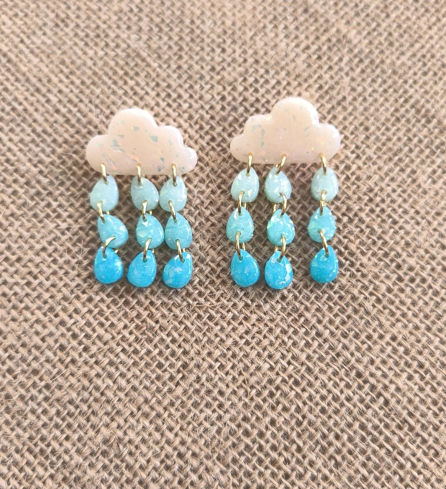 Boucles d'oreilles en argile polymère collection "Rêverie", modèle "Nuage enchanté".