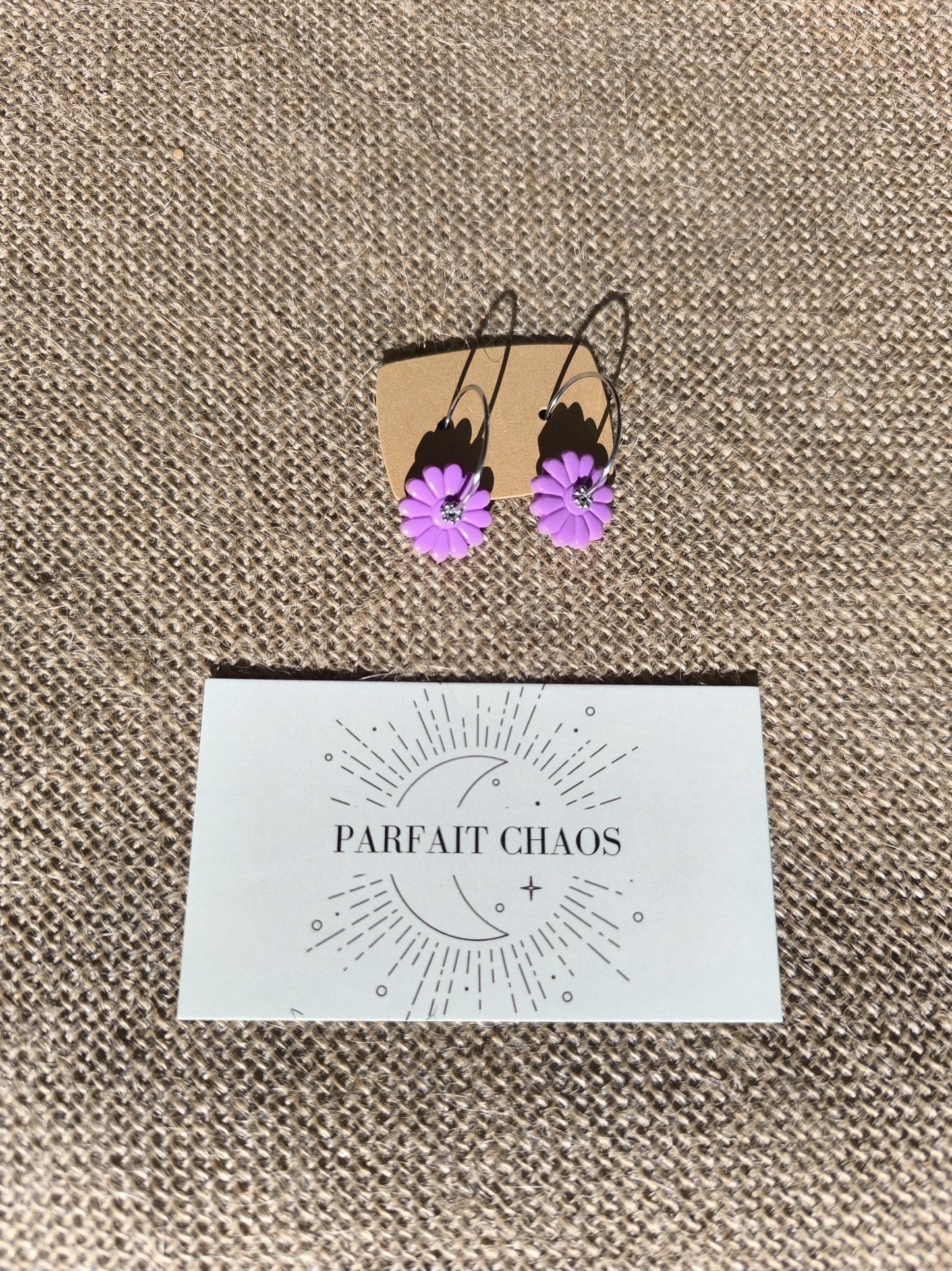 Boucles d'oreilles en argile polymère collection "Dans mon Jardin", modèle "Créoles fleuries".