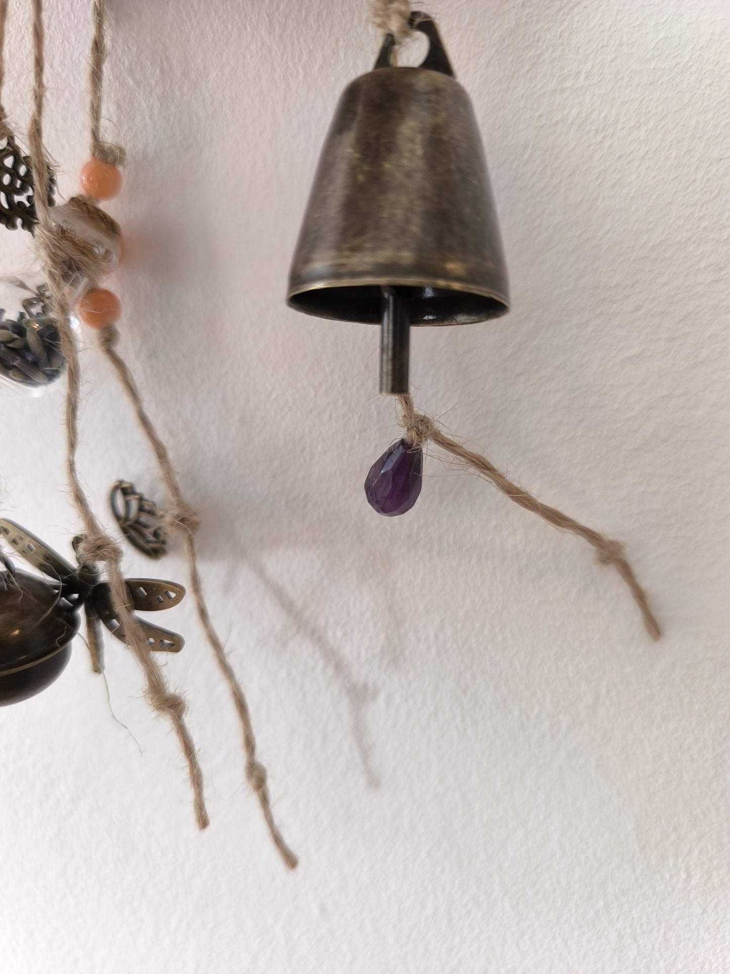 Cloche de sorcière décorative couleurs violette et pêche diamètre 8 cm