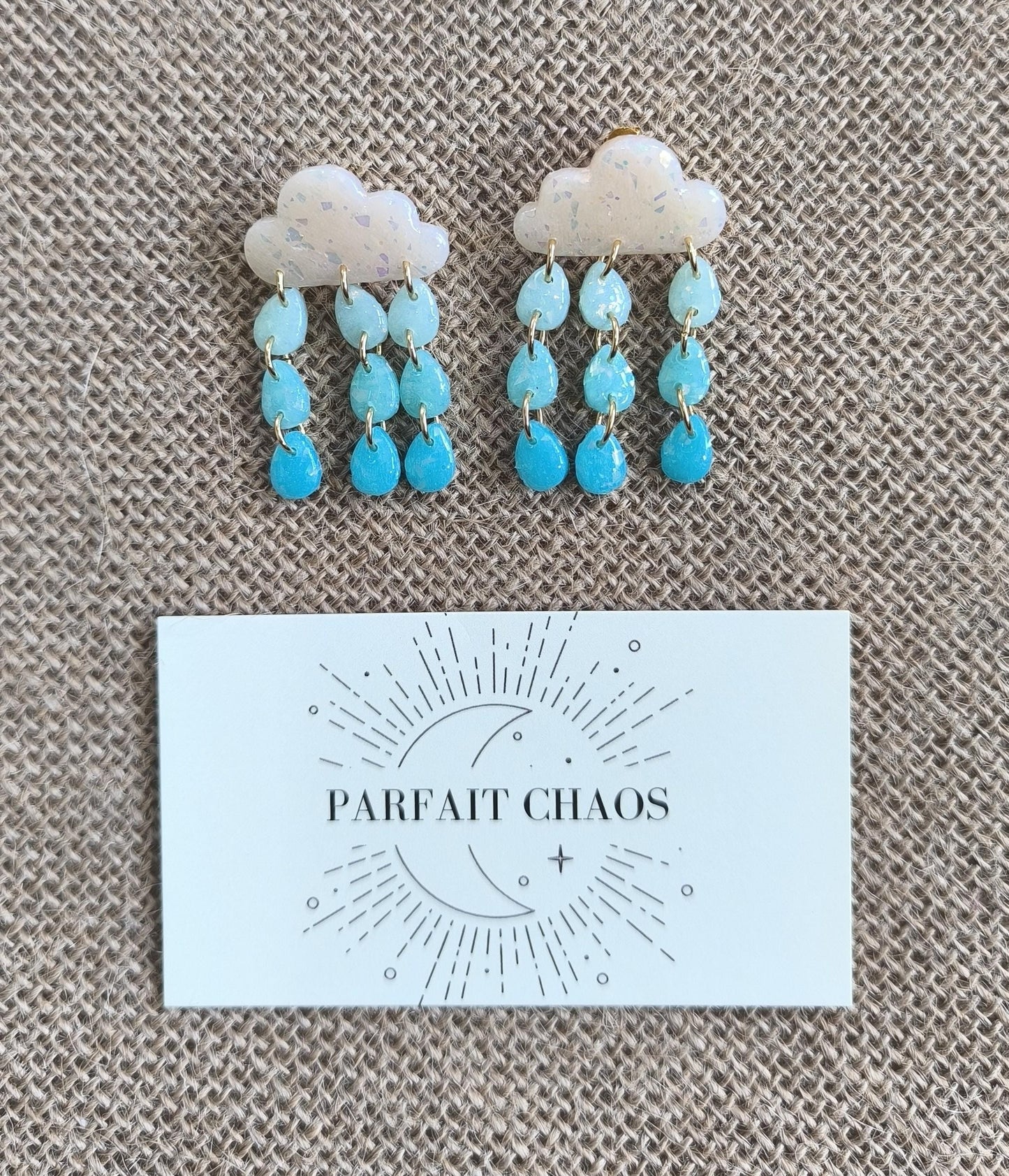 Boucles d'oreilles en argile polymère collection "Rêverie", modèle "Nuage enchanté".