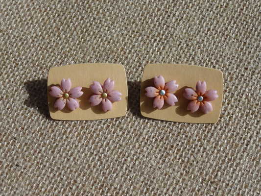 Boucles d'oreilles en argile polymère collection "Dans mon Jardin", modèle "Fleur de cerisier".