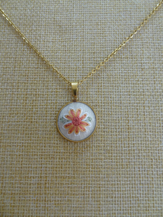Collier brodé à la main, broderie moderne, Petite Fleur