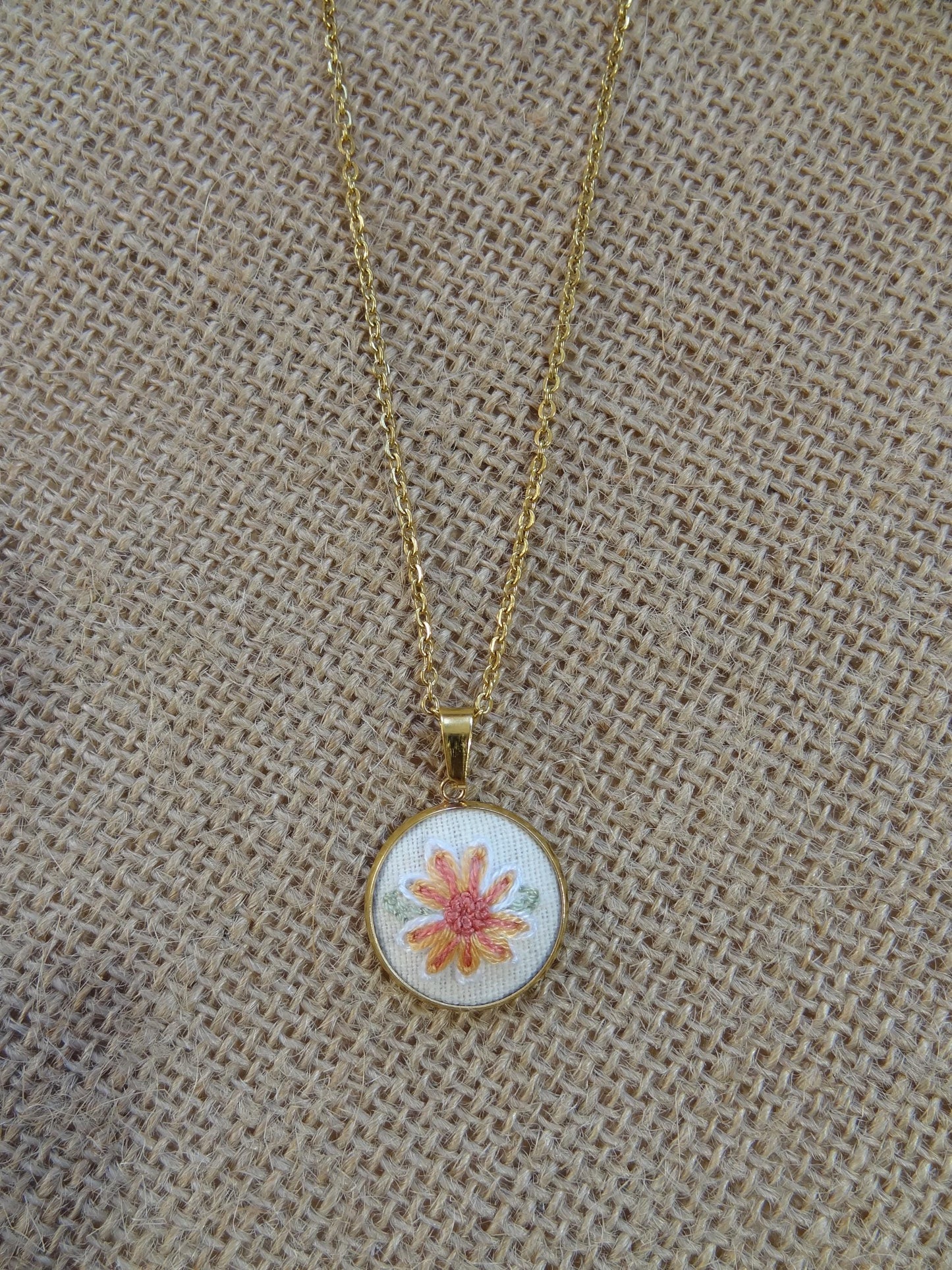 Collier brodé à la main, broderie moderne, Petite Fleur