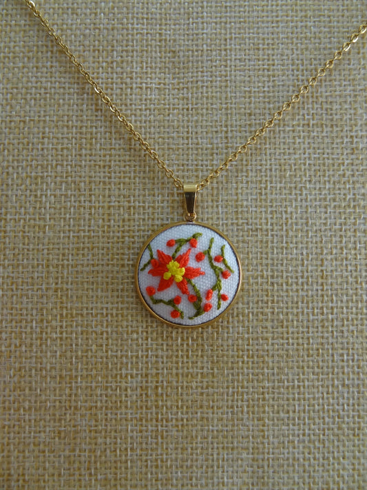 Collier brodé à la main, broderie moderne, scène fleurie