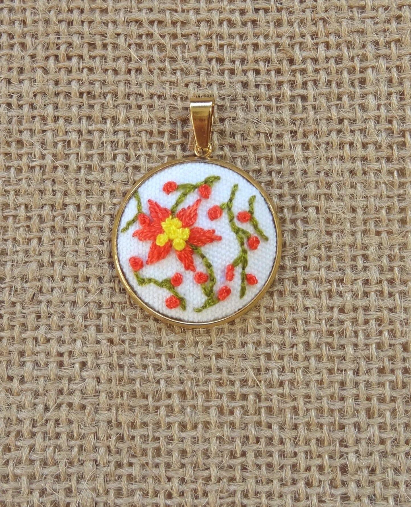 Collier brodé à la main, broderie moderne, scène fleurie