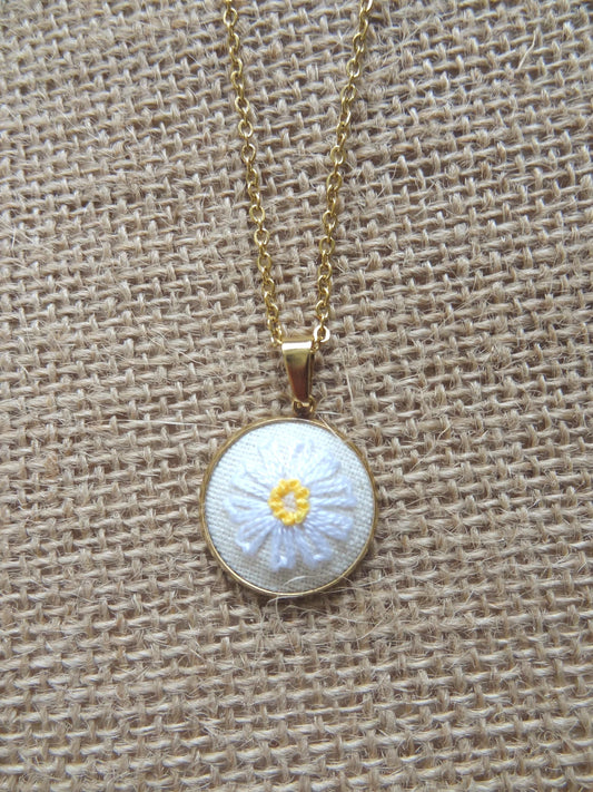 Collier brodé à la main, broderie moderne, Marguerite