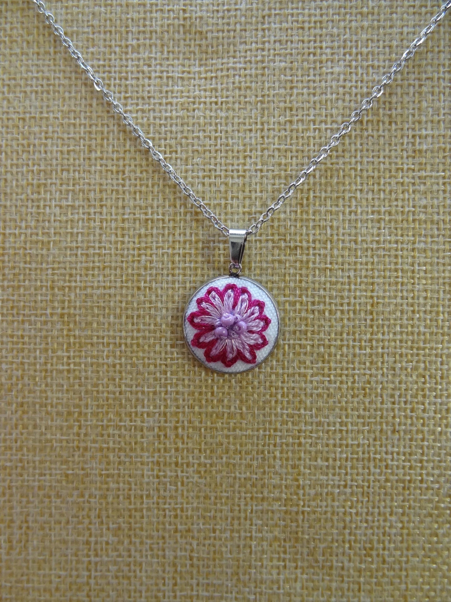 Collier brodé à la main, broderie moderne, Fleur rose perlée