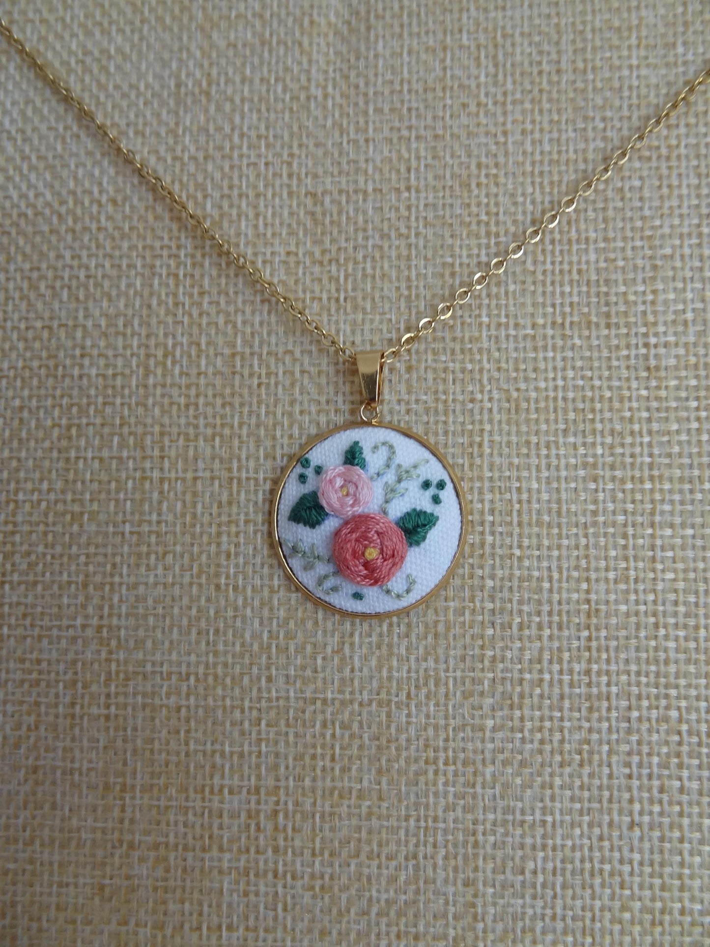 Collier brodé à la main, broderie moderne, Roses