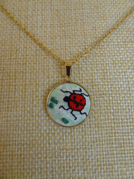 Collier brodé à la main, broderie moderne, Coccinelle