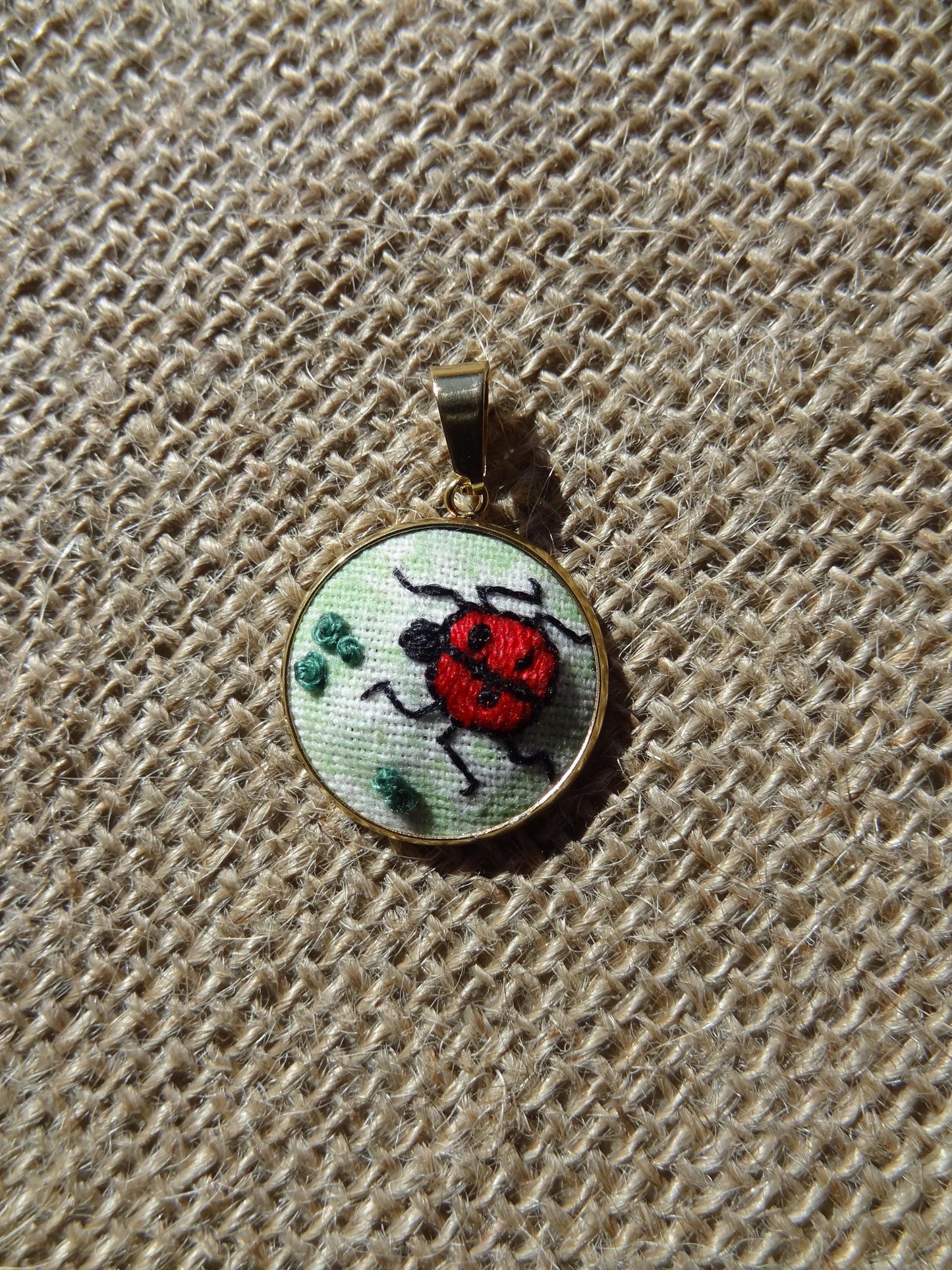 Collier brodé à la main, broderie moderne, Coccinelle