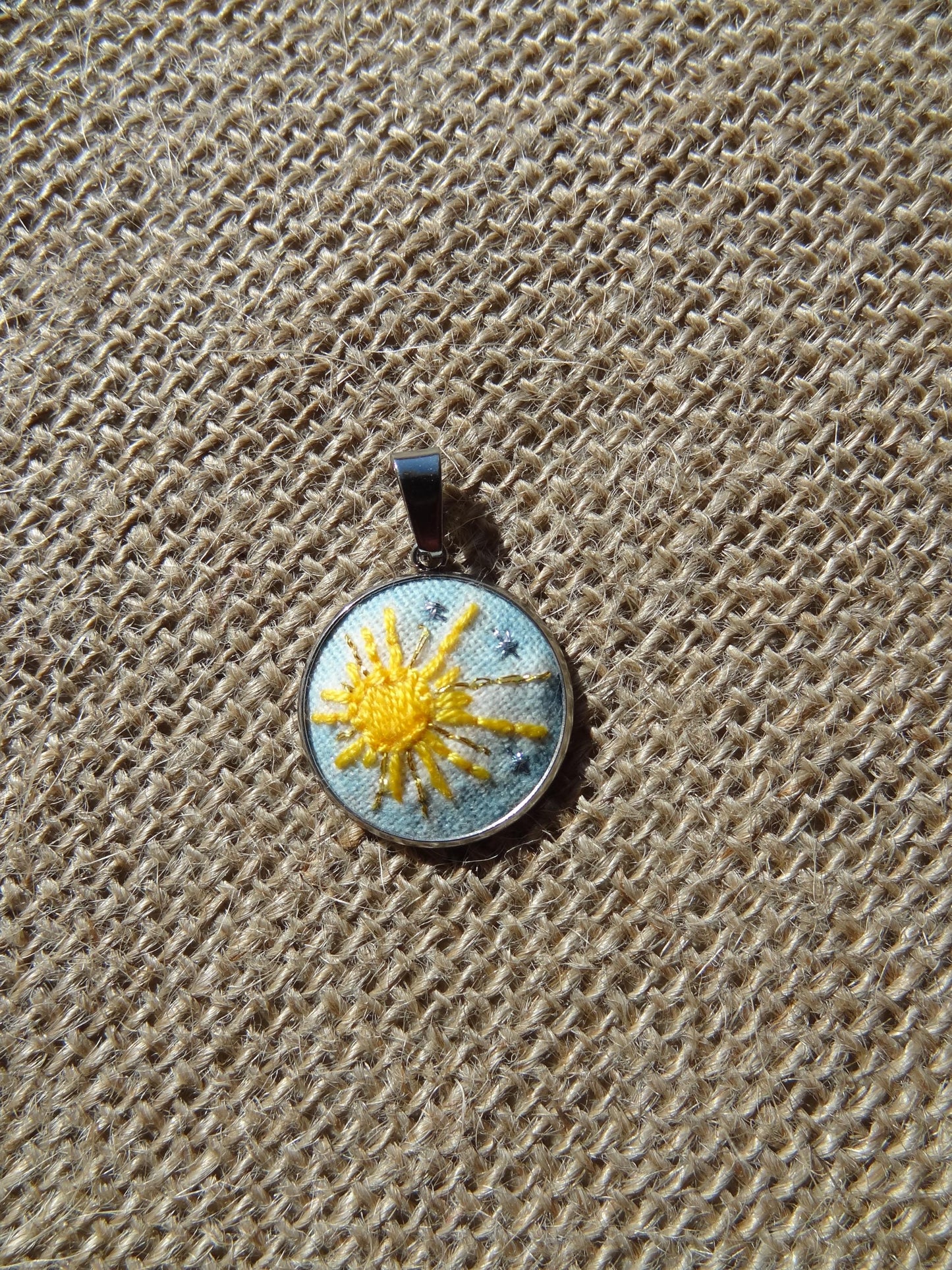 Collier brodé à la main, broderie moderne, Soleil