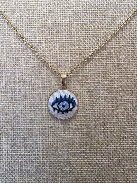 Collier brodé à la main, broderie moderne, Œil bleu