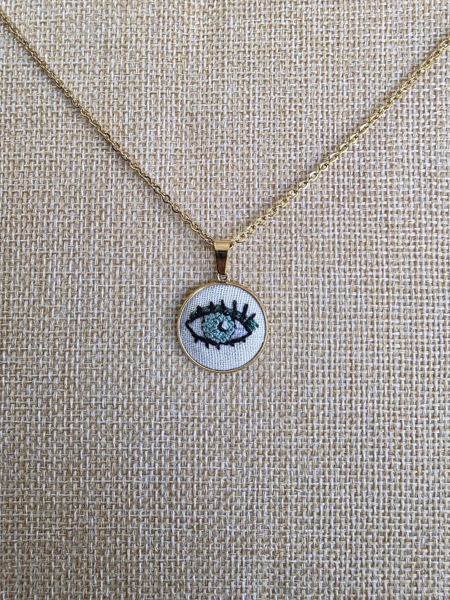 Collier brodé à la main, broderie moderne, Œil vert