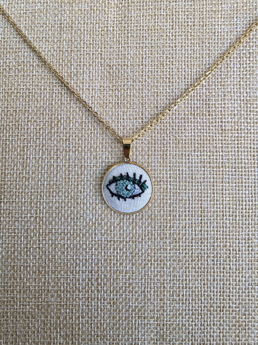 Collier brodé à la main, broderie moderne, Œil vert