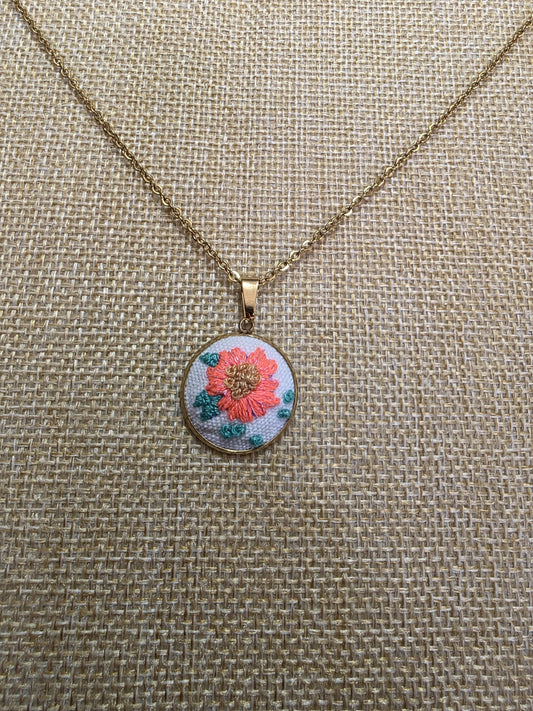 Collier brodé à la main, broderie moderne, Fleur rose fluo