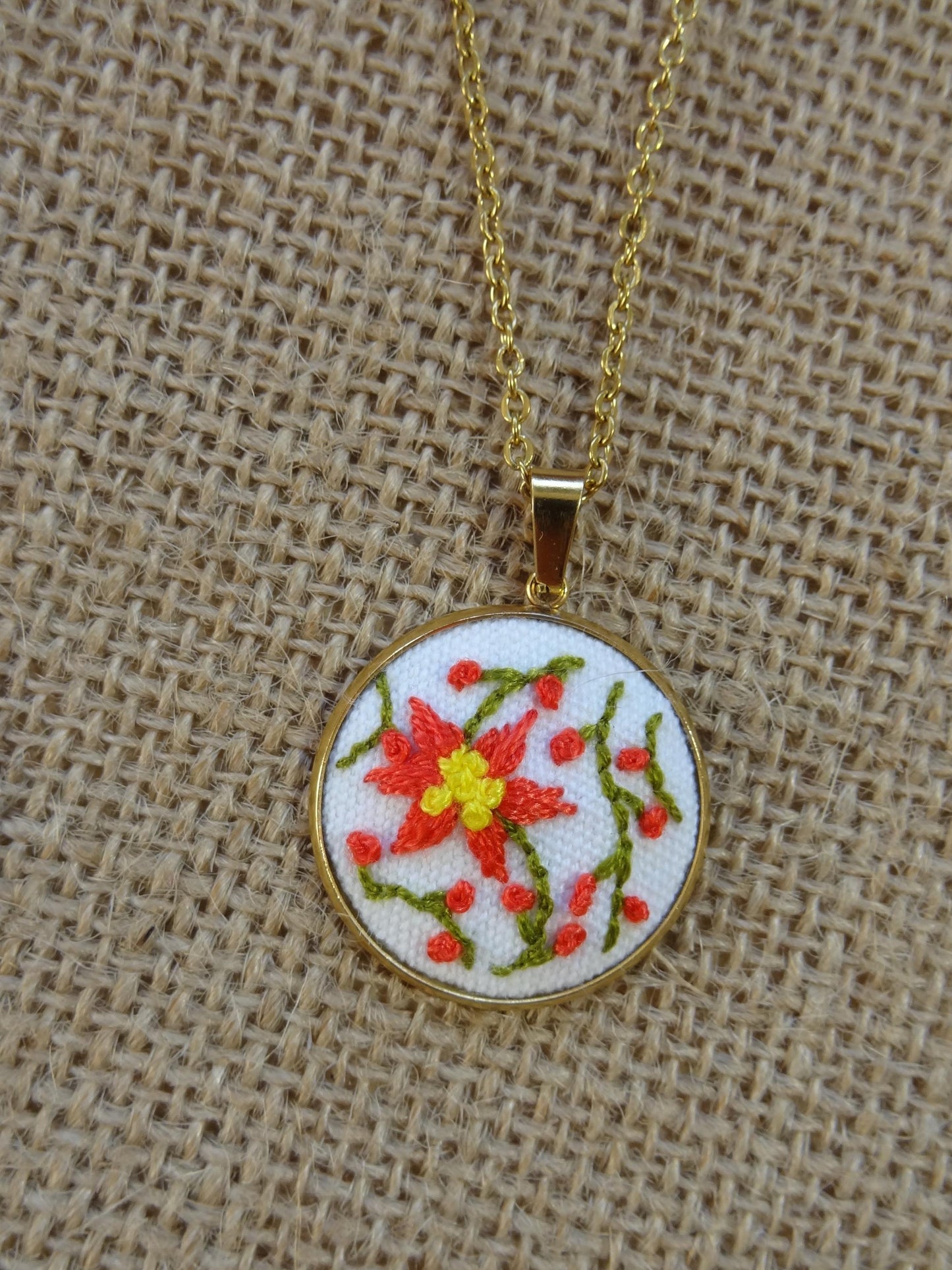 Collier brodé à la main, broderie moderne, scène fleurie