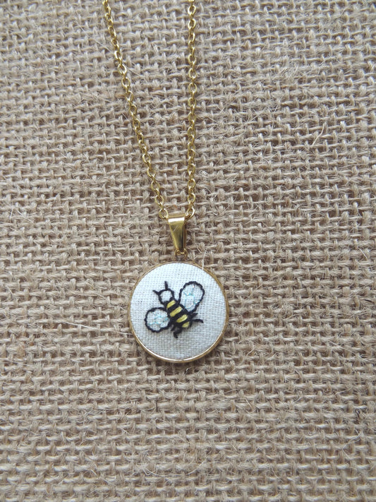 Collier brodé à la main, broderie moderne, Petite Abeille