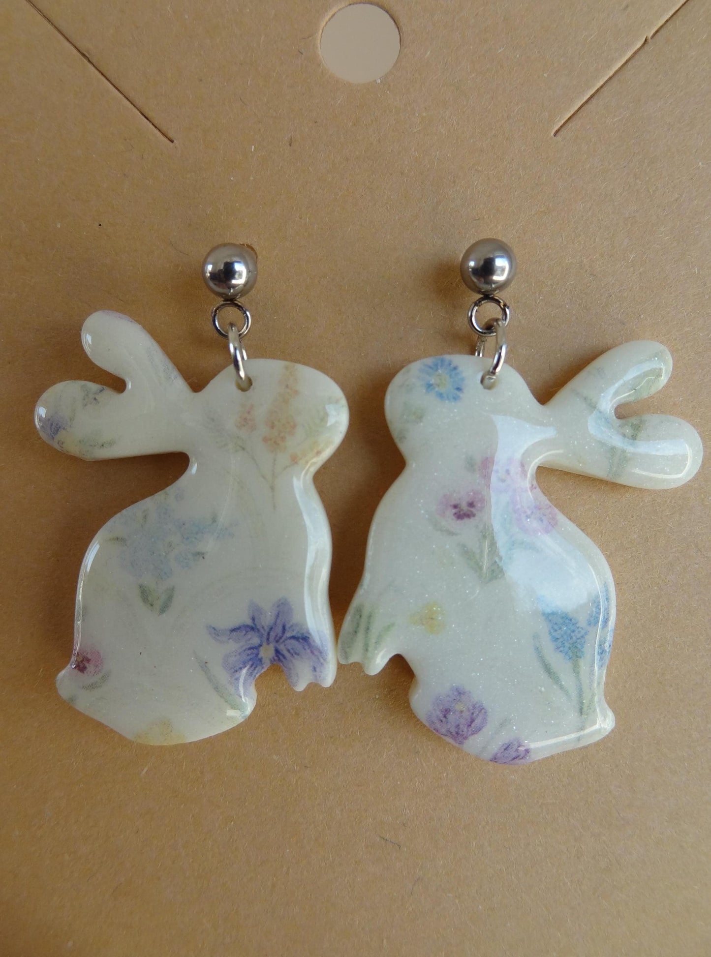 Boucles d'oreilles en argile polymère collection "Rêverie", modèle "Lapins fleuris".