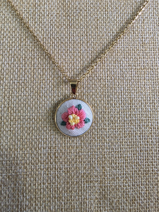 Collier brodé à la main, broderie moderne, fleur rose