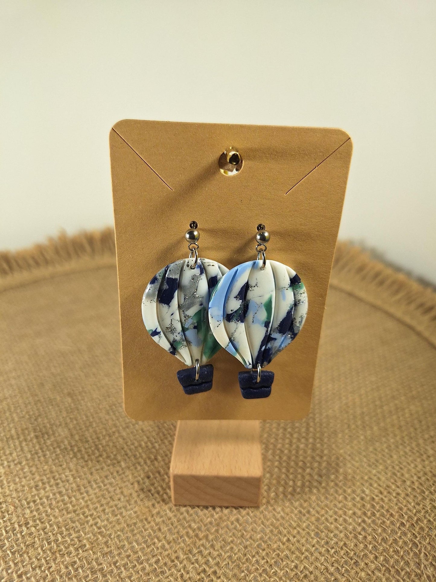 Boucles d'oreilles en argile polymère collection "Rêverie", modèle "Montgolfières".