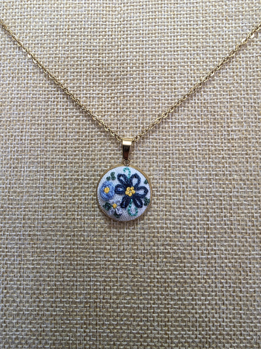 Collier brodé à la main, broderie moderne, Fleurs bleues