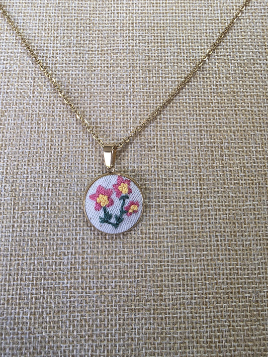 Collier brodé à la main, broderie moderne, motif fleuri