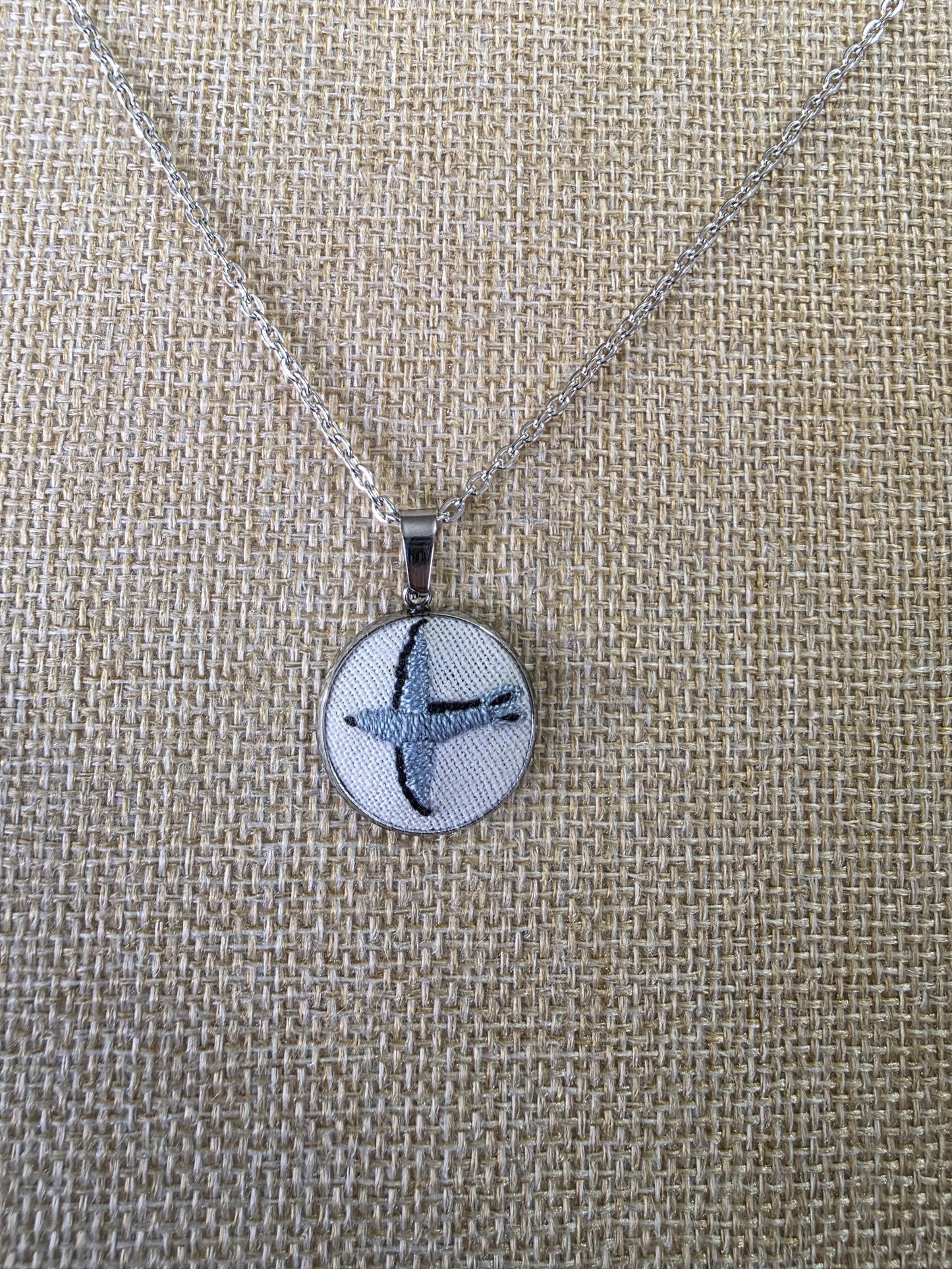 Collier brodé à la main, broderie moderne, oiseau