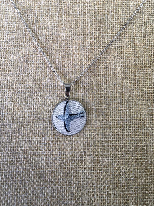 Collier brodé à la main, broderie moderne, oiseau