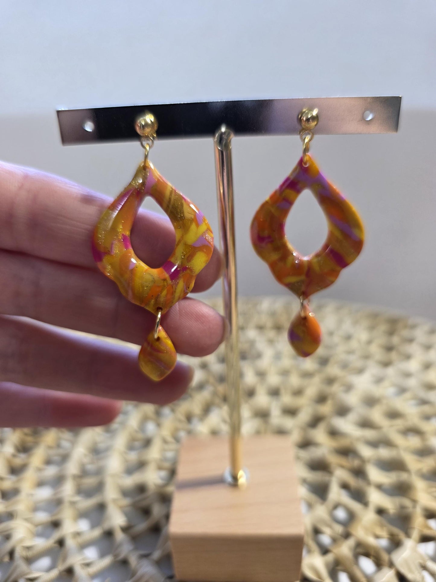 Boucles d'oreilles Jasmine, teinte "Sunset" en argile polymère, collection Sol, été 25