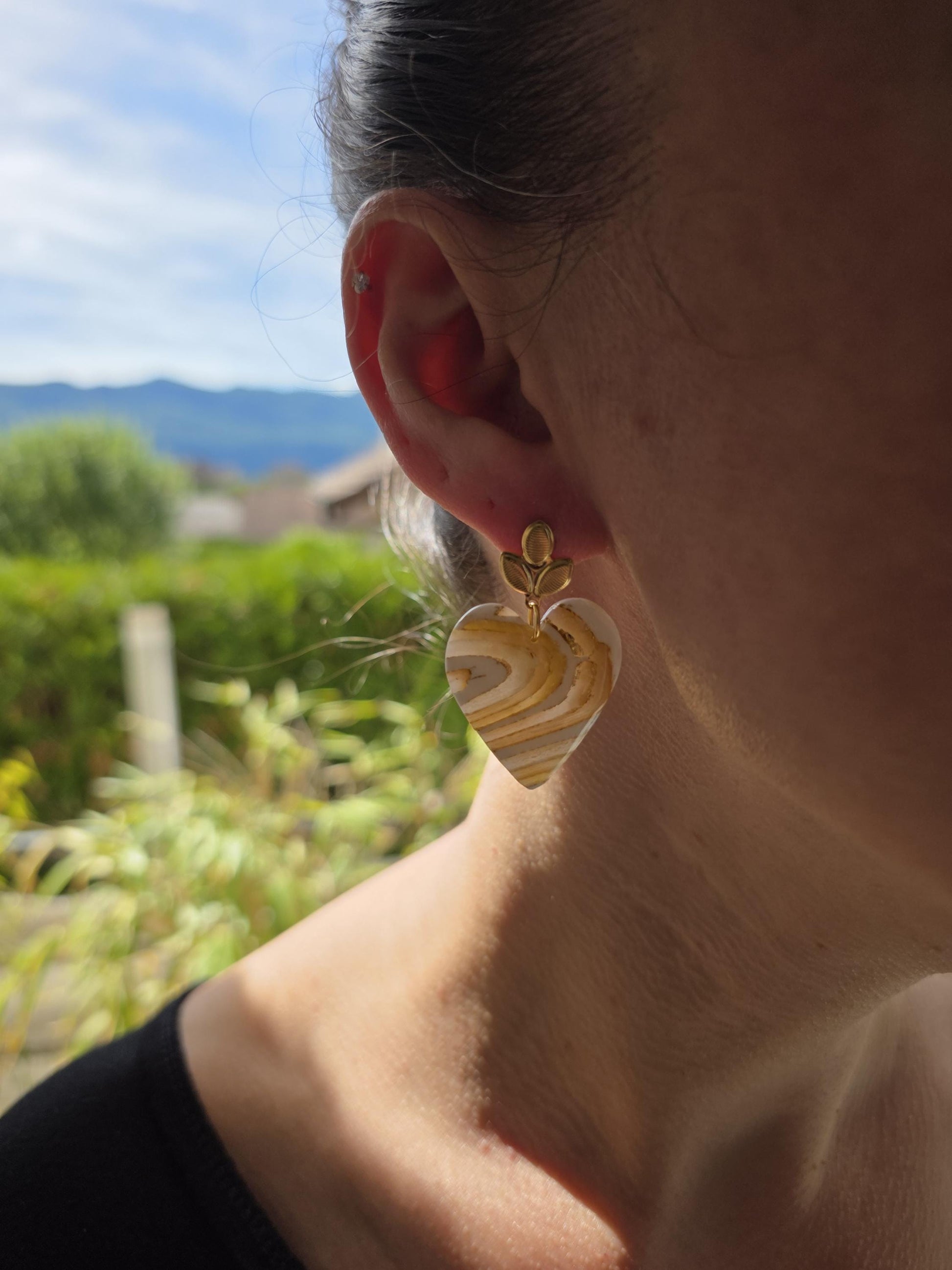Boucles d'oreilles portées en argile polymère "Pierres d'Eau" modèle Valentine - collection été 2025