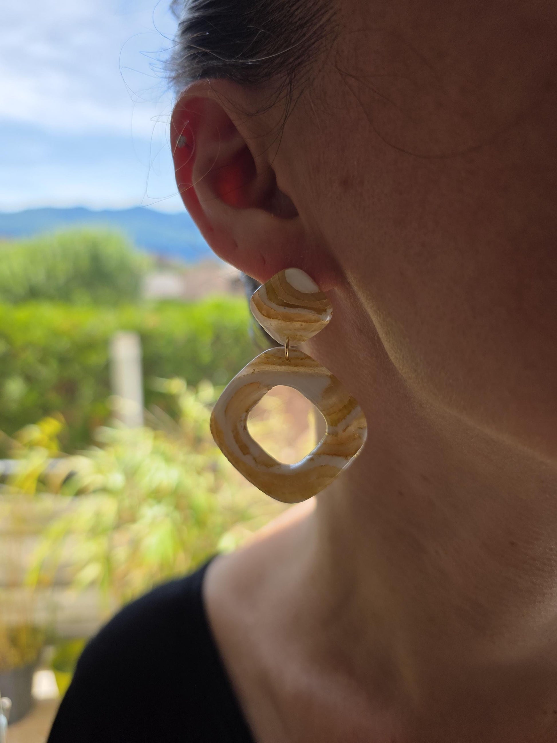 Boucles d'oreilles portées en argile polymère "Pierres d'Eau" modèle Sophia - collection été 2025