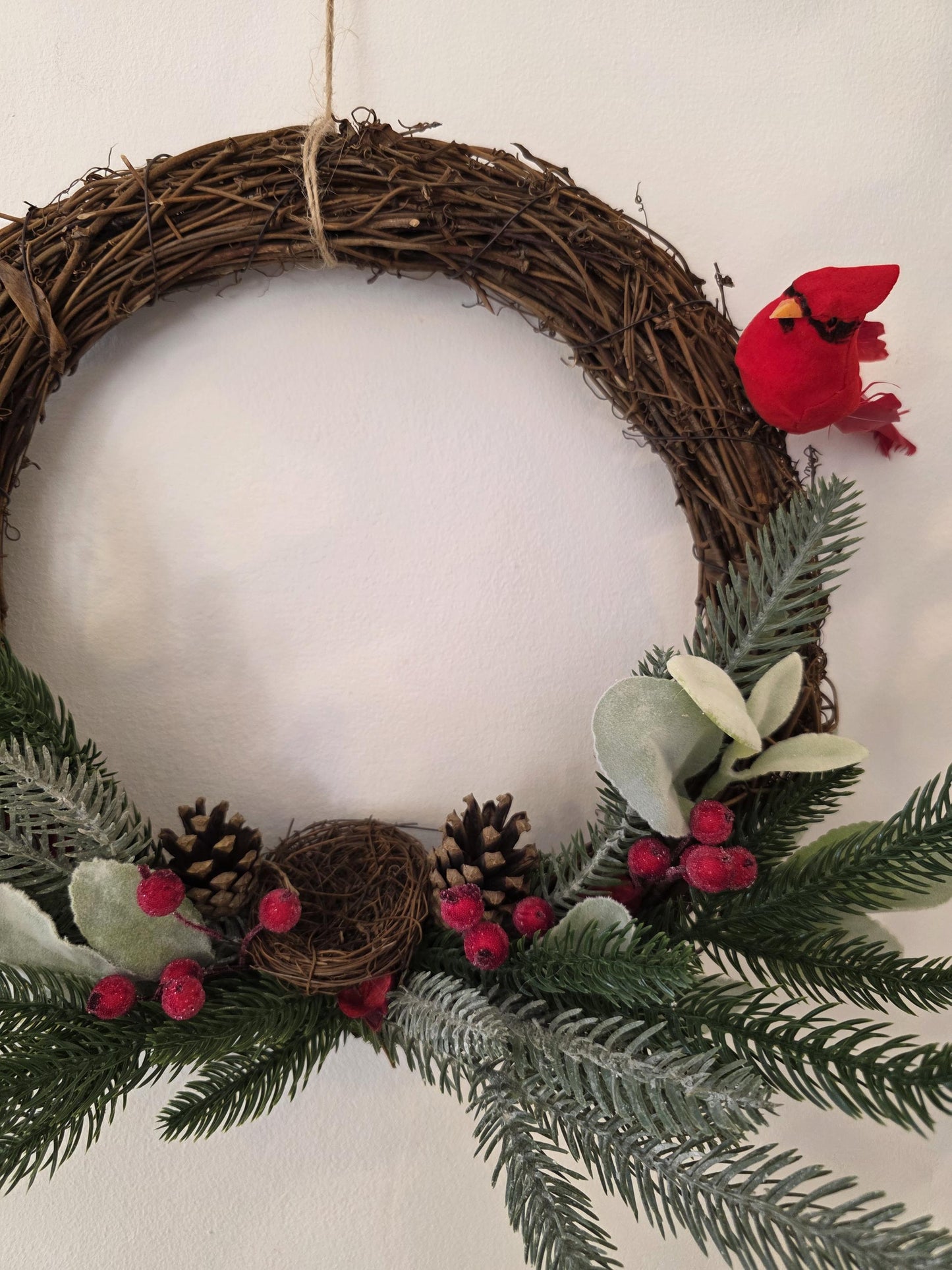 Cardinal du Jardin d’Hiver – Couronne de Noël artisanale unique