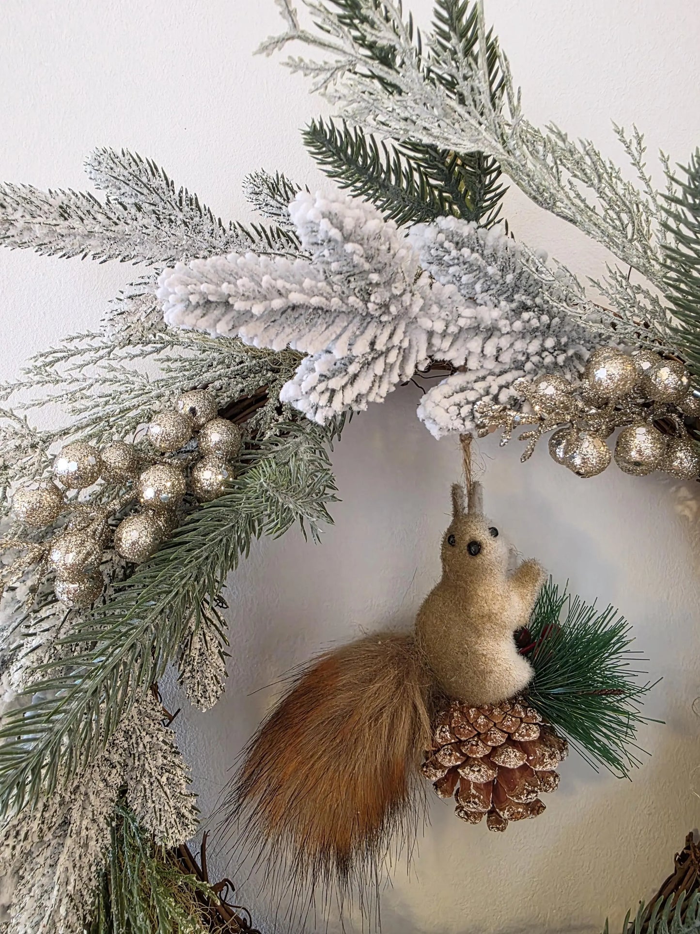 Écureuil Givré – Couronne de Noël artisanale unique