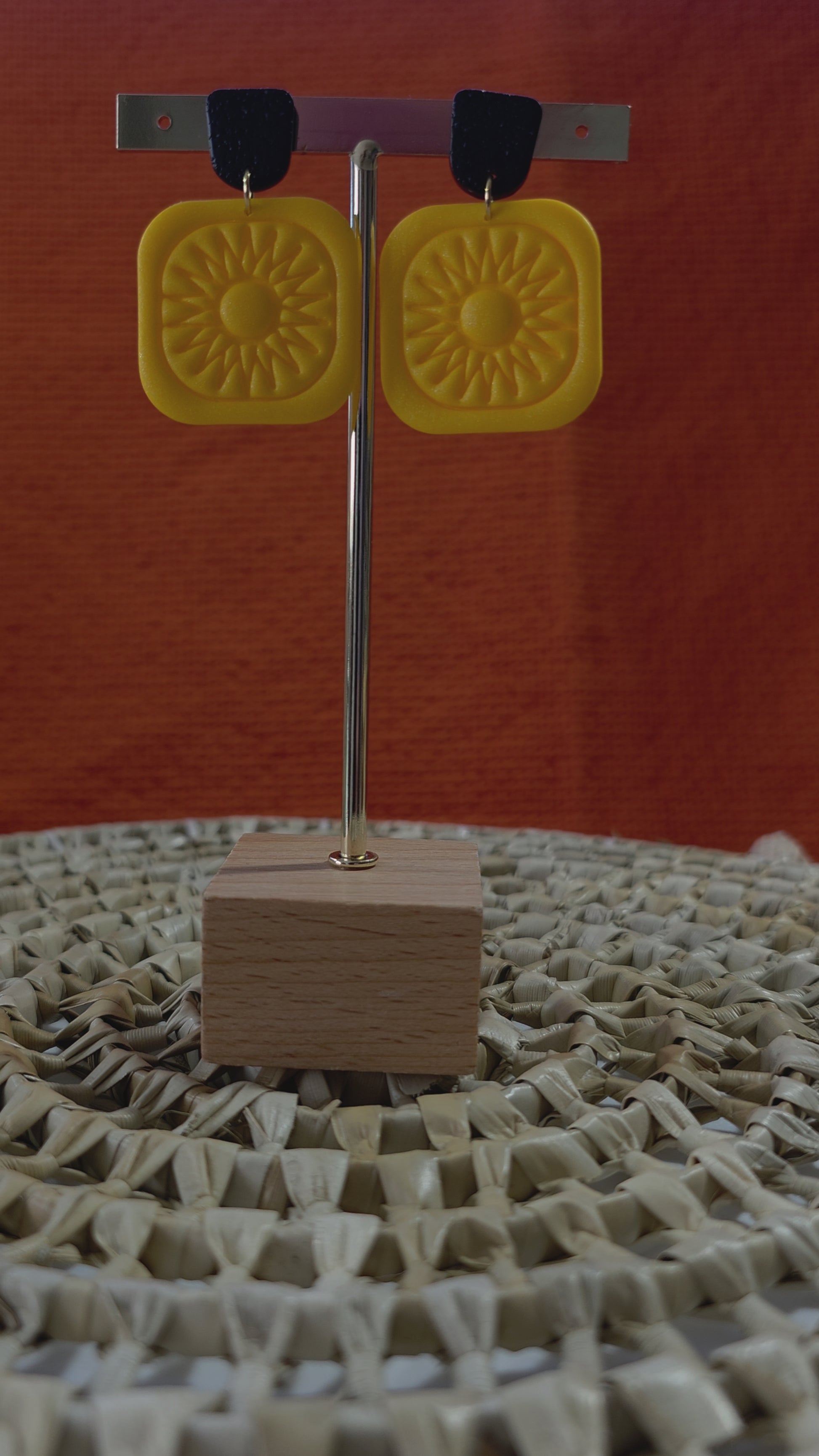 Video boucles d'oreilles puces en argile polymère “Mirasol” - collection Sol - été 2025