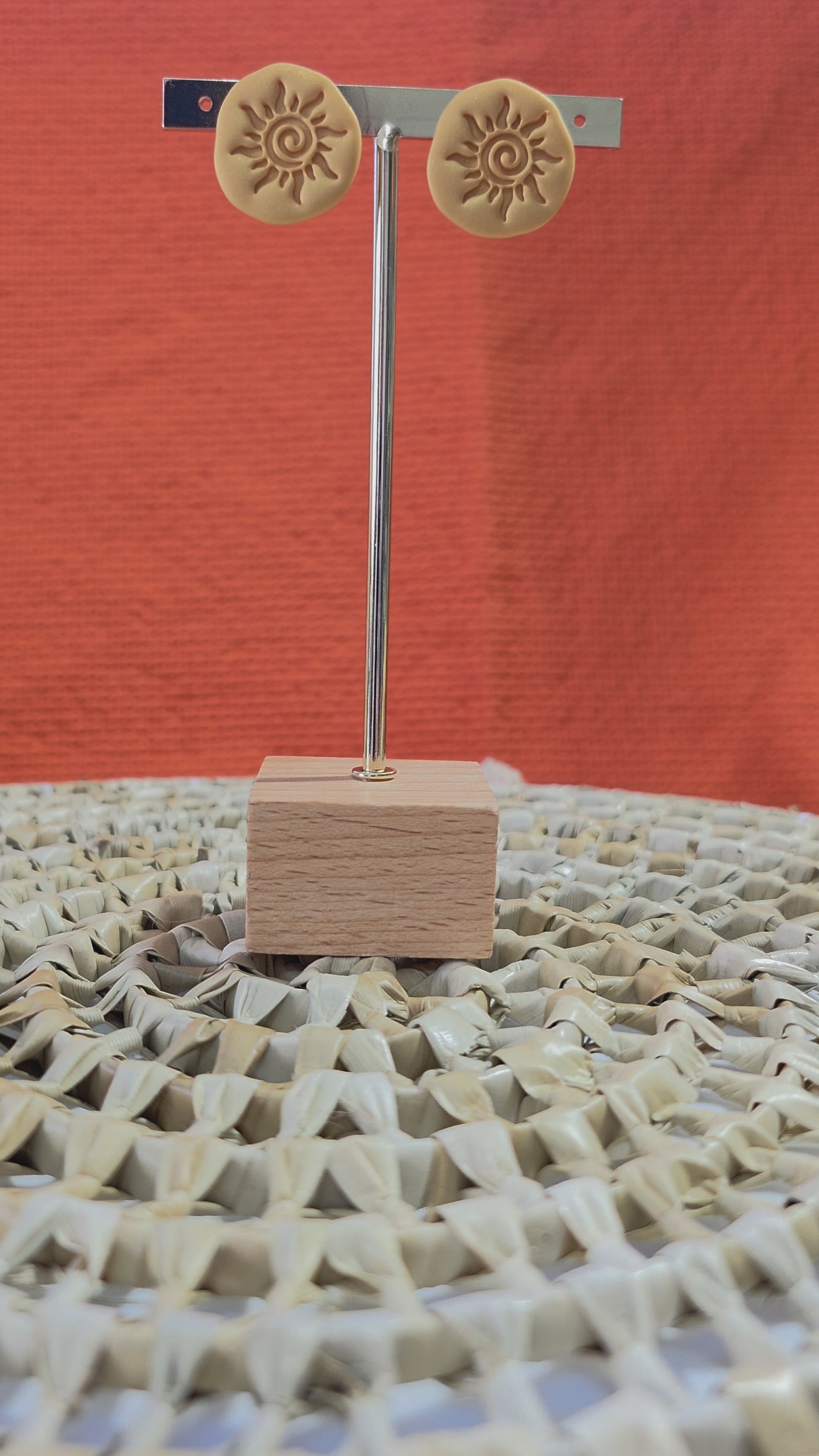 Video boucles d'oreilles puces en argile polymère “Galet d'Or” - collection Sol - été 2025