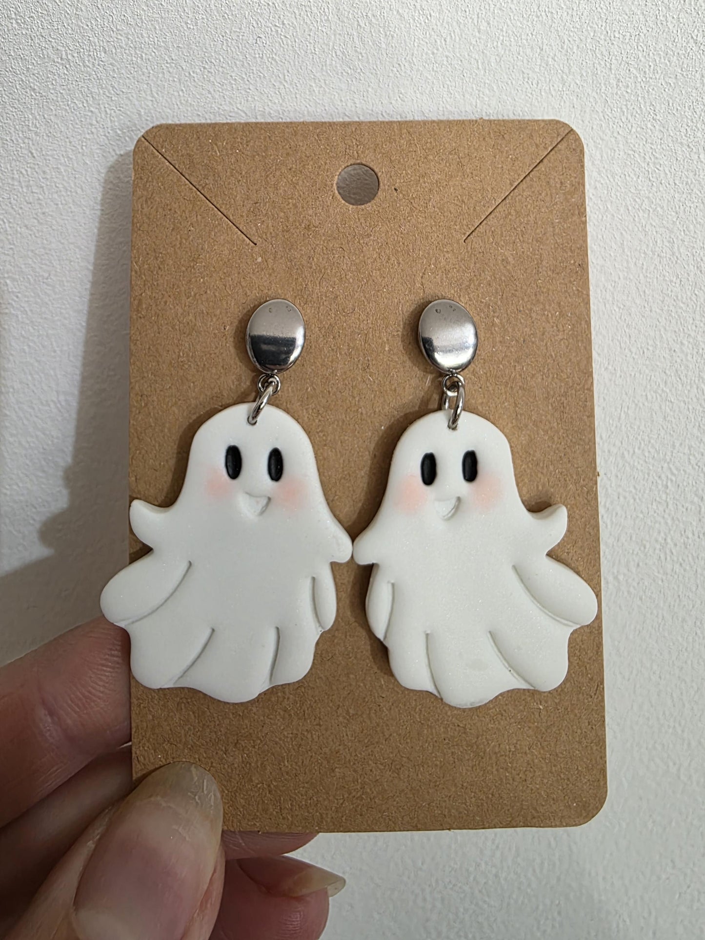 Boucles d'oreilles en argile polymère collection "BE SPOOKY" modèle "BOO!" - collection automne