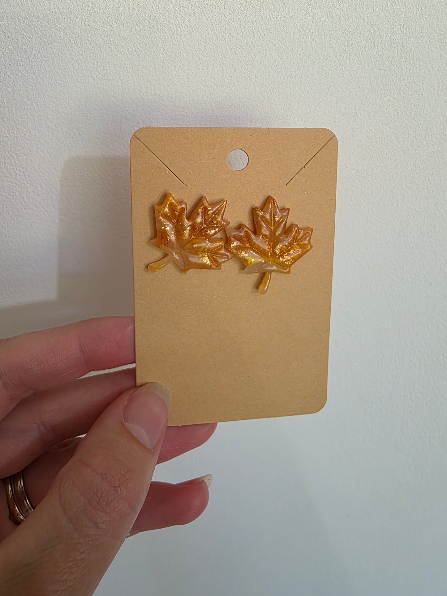 Boucles d'oreilles en argile polymère collection MAGIE DES BOIS modèle "Feuille d'Or" - collection automne