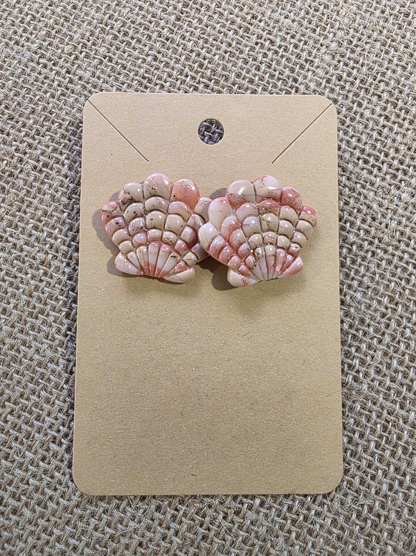 Boucles d'oreilles "Aurore" (forme coquillage aux couleurs corail) Collection "Sous l'Océan" été 2025