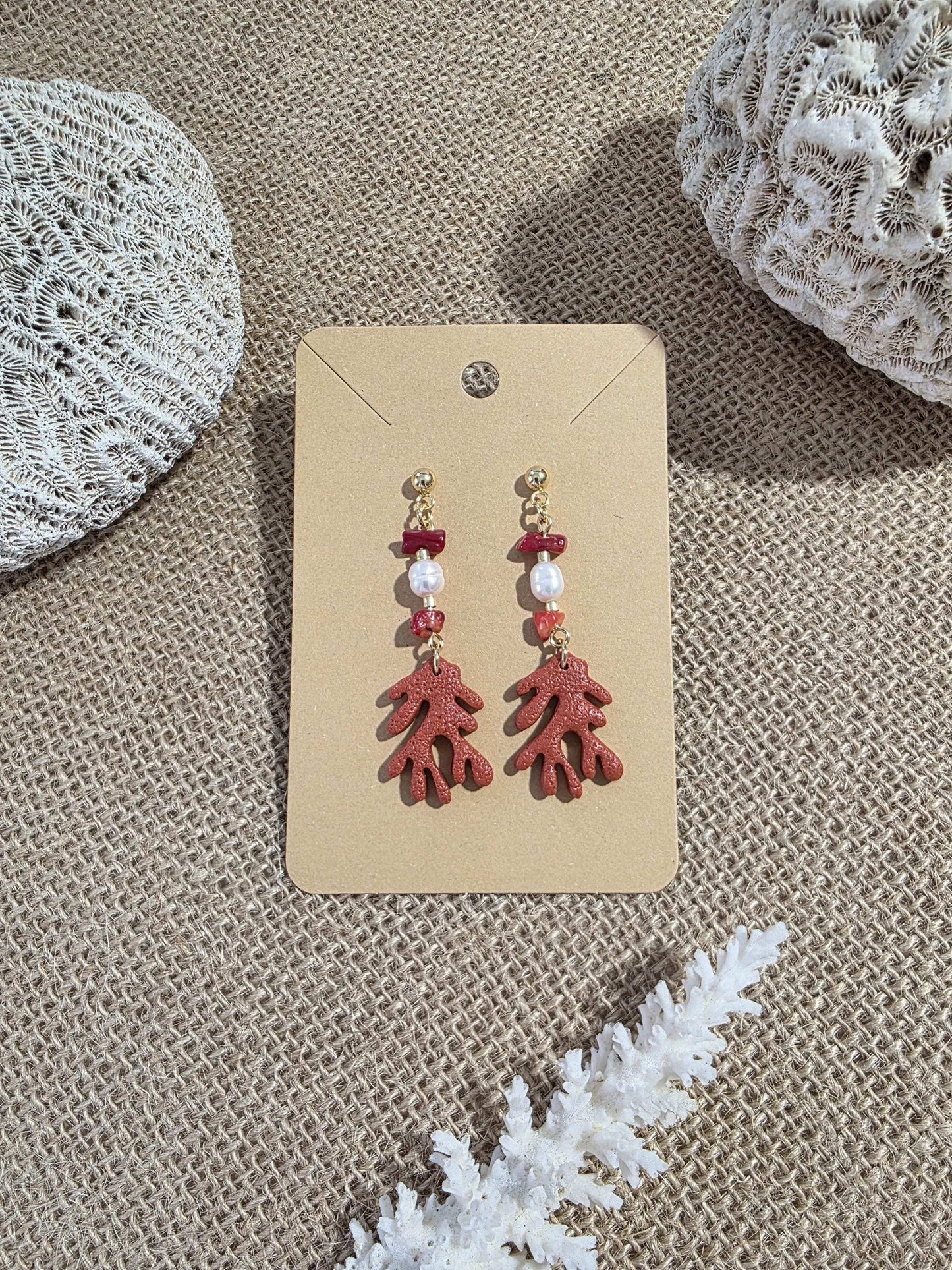 Boucles d'oreilles Corallina (forme corail rouge et perle blanche) Collection "Sous l'Océan" été 2025