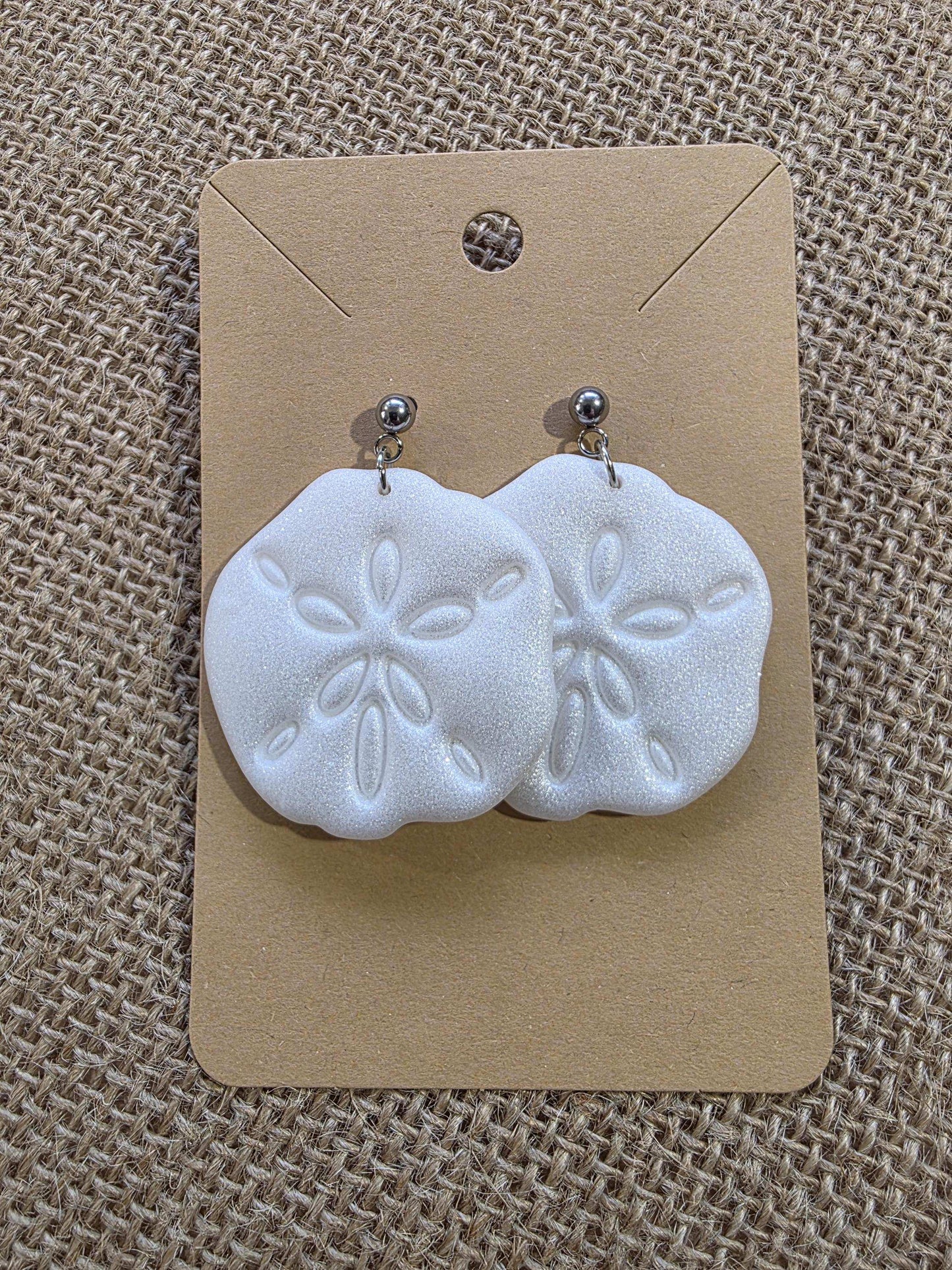Boucle d'oreille "Gardien des Sables" (argile polymère blanc nacré forme de dollar des sables) Collection "Sous l'Océan" été 2025