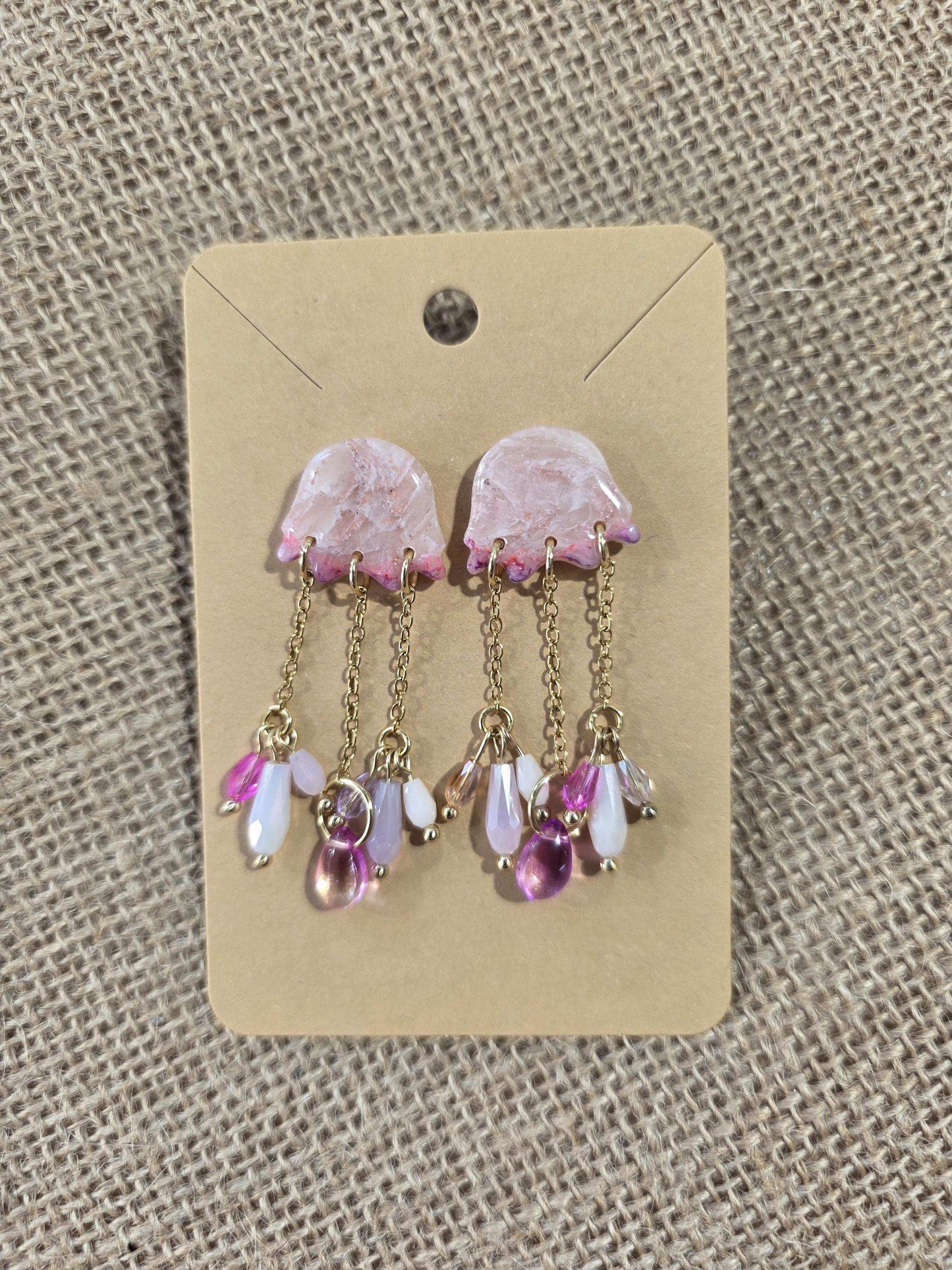 Boucle d'oreille Mélusine (méduse argile polymère transparente rose) Collection "Sous l'Océan" été 2025