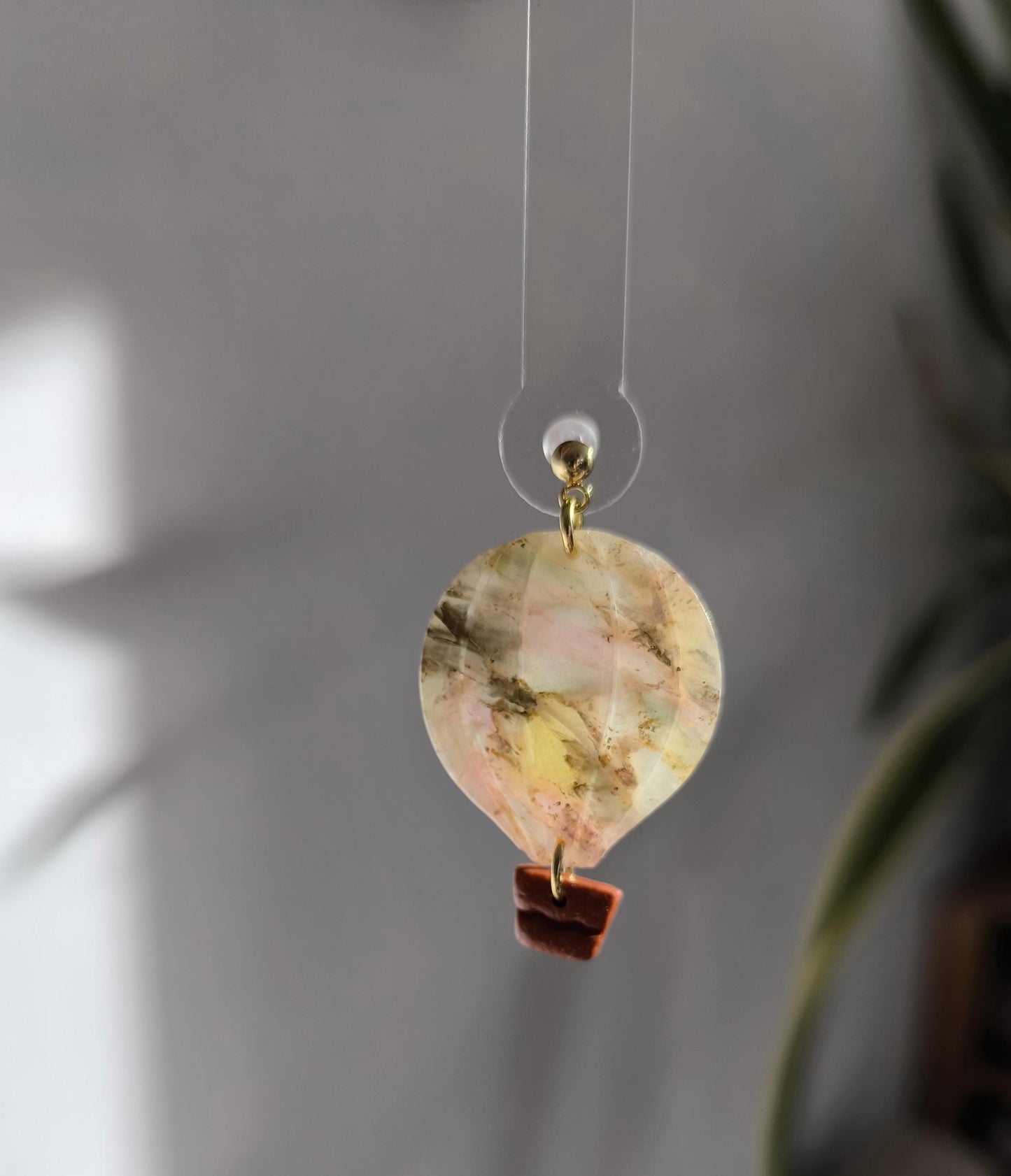 Boucles d'oreilles en argile polymère collection "Rêverie", modèle "Montgolfières".