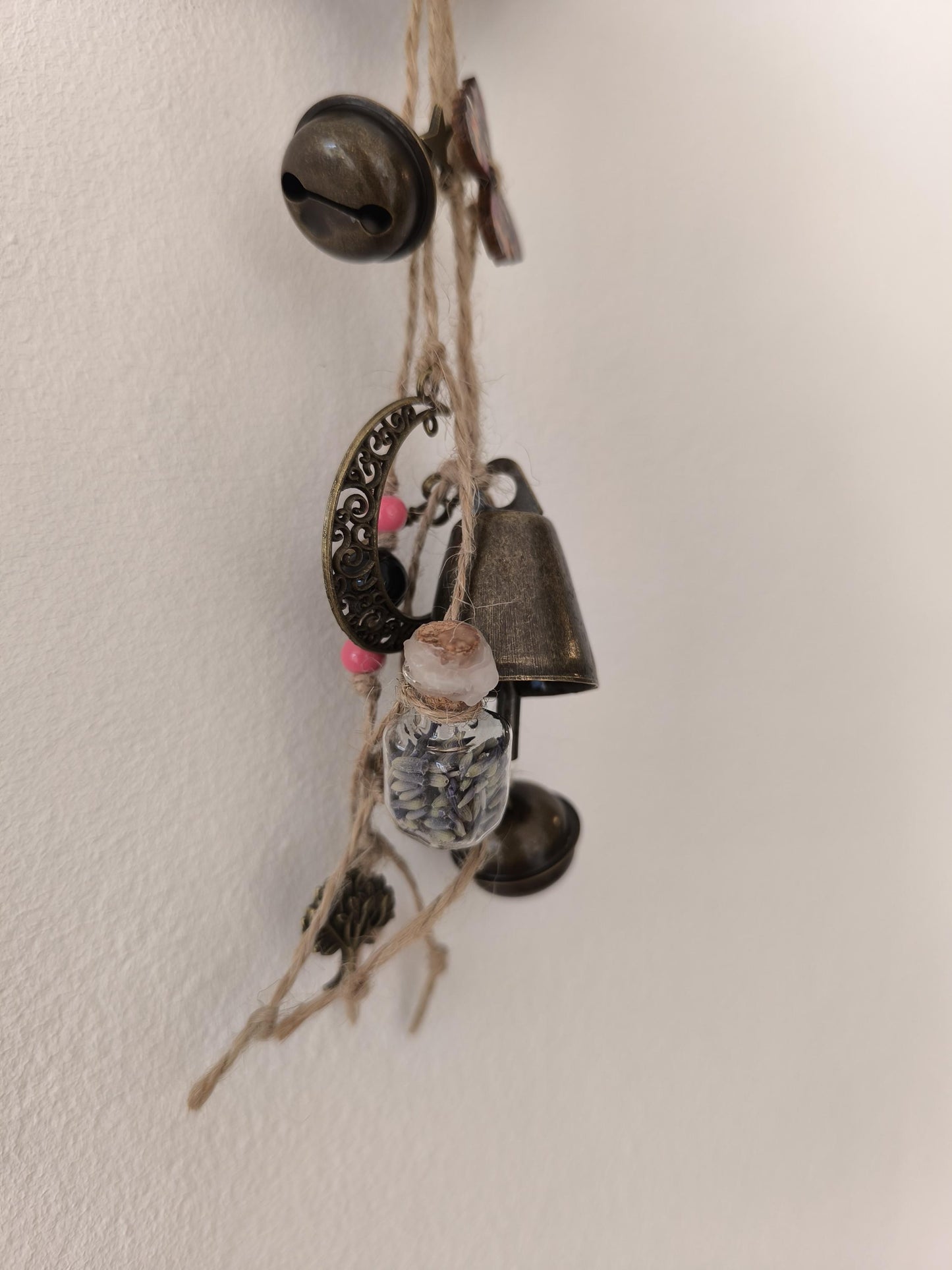 Cloche de sorcière décorative couleurs noire, rose et orange diamètre 8 cm
