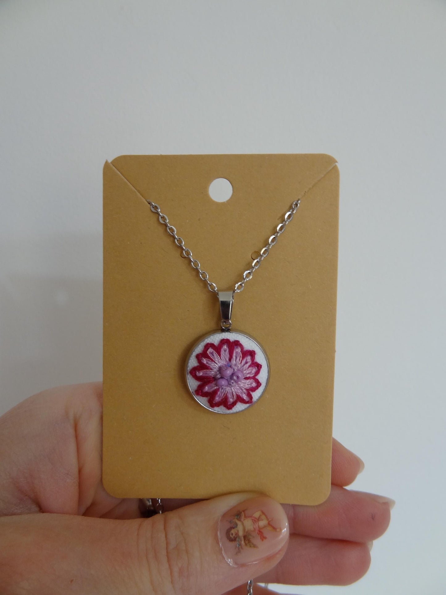 Collier brodé à la main, broderie moderne, Fleur rose perlée