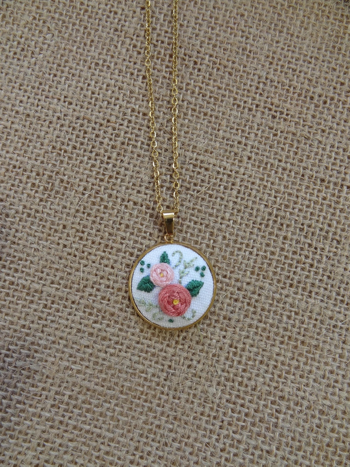 Collier brodé à la main, broderie moderne, Roses