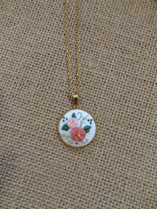 Collier brodé à la main, broderie moderne, Roses