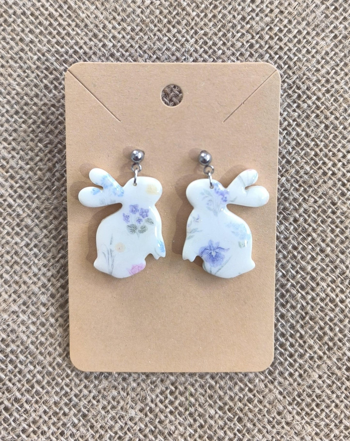 Boucles d'oreilles en argile polymère collection "Rêverie", modèle "Lapins fleuris".
