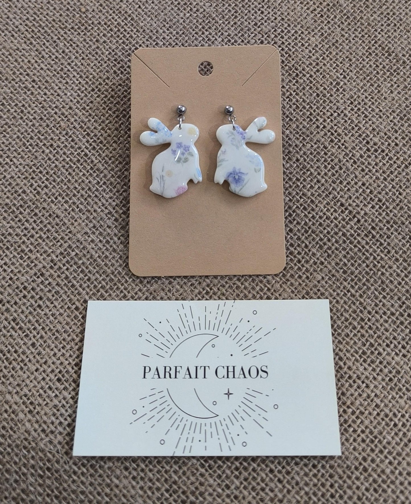 Boucles d'oreilles en argile polymère collection "Rêverie", modèle "Lapins fleuris".